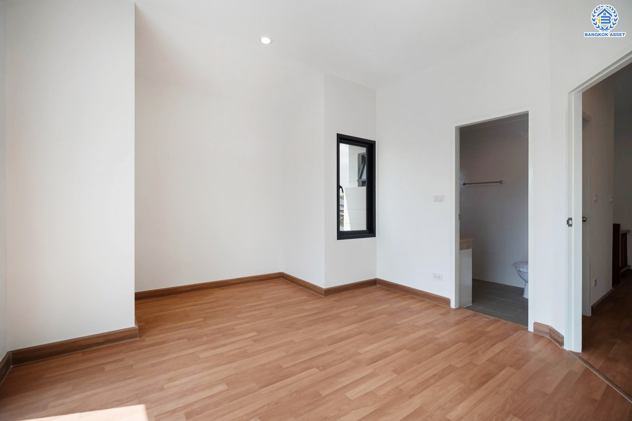 บ้านมือสองตกแต่งใหม่ โครงการ มณธานี บางแค หลังมุม ดีไซน์หรูหรา เนื้อที่ 66.6 ตร.ว. ฟังก์ชัน 3 ห้องนอน 3 ห้องน้ำ จอดรถได้ 2 คัน บนทำเลเดินทางสะดวก เชื่อมต่อหลายเส้นทาง ใกล้เดอะมอลล์บางแค ทางด่วน "กาญจนาภิเษก" และรถไฟฟ้า "สถานีหลักสอง"